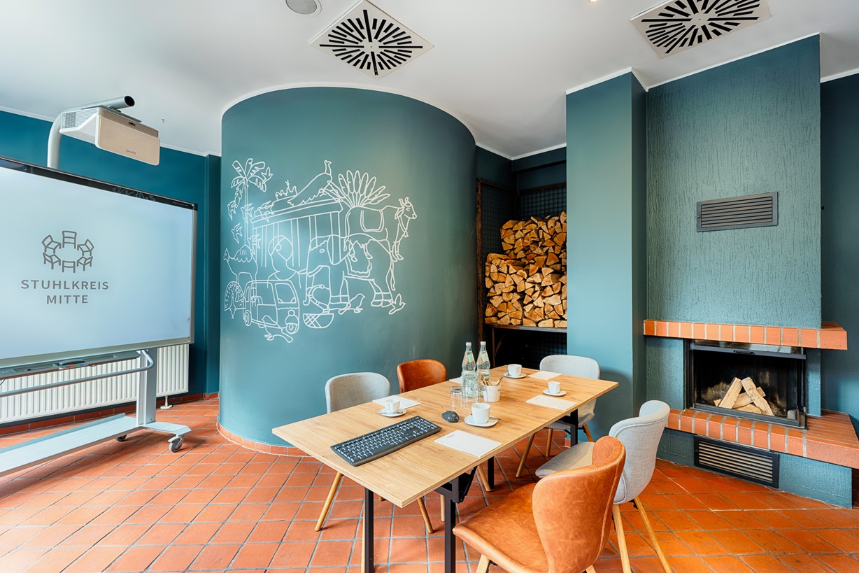 Nahansicht einer Blockbestuhlung und Whiteboard