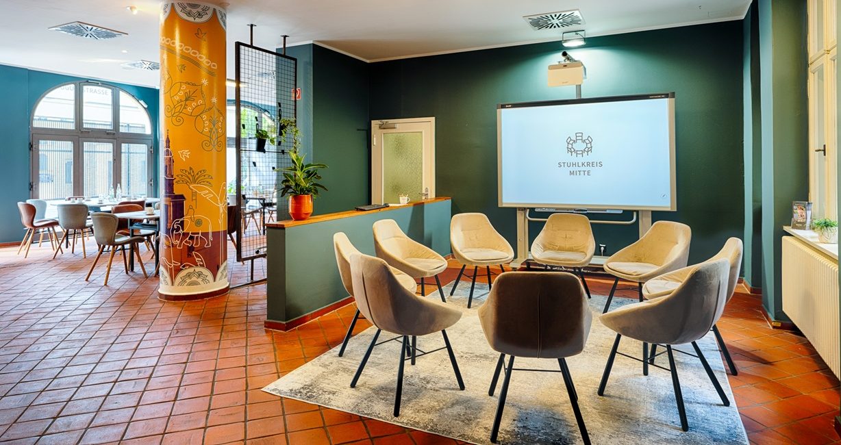 Stuhlkreis Mitte © Andreas Rehkopp Moderner Veranstaltungsraum mit verschiedenen Bestuhlungsformen u.a. Stuhlkreis mit Sesseln, Tische mit Stühlen