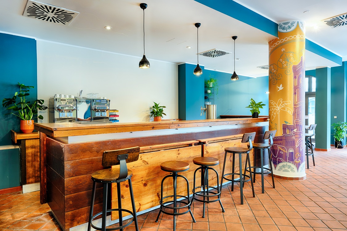 Kaffeetheke mit Barhockern