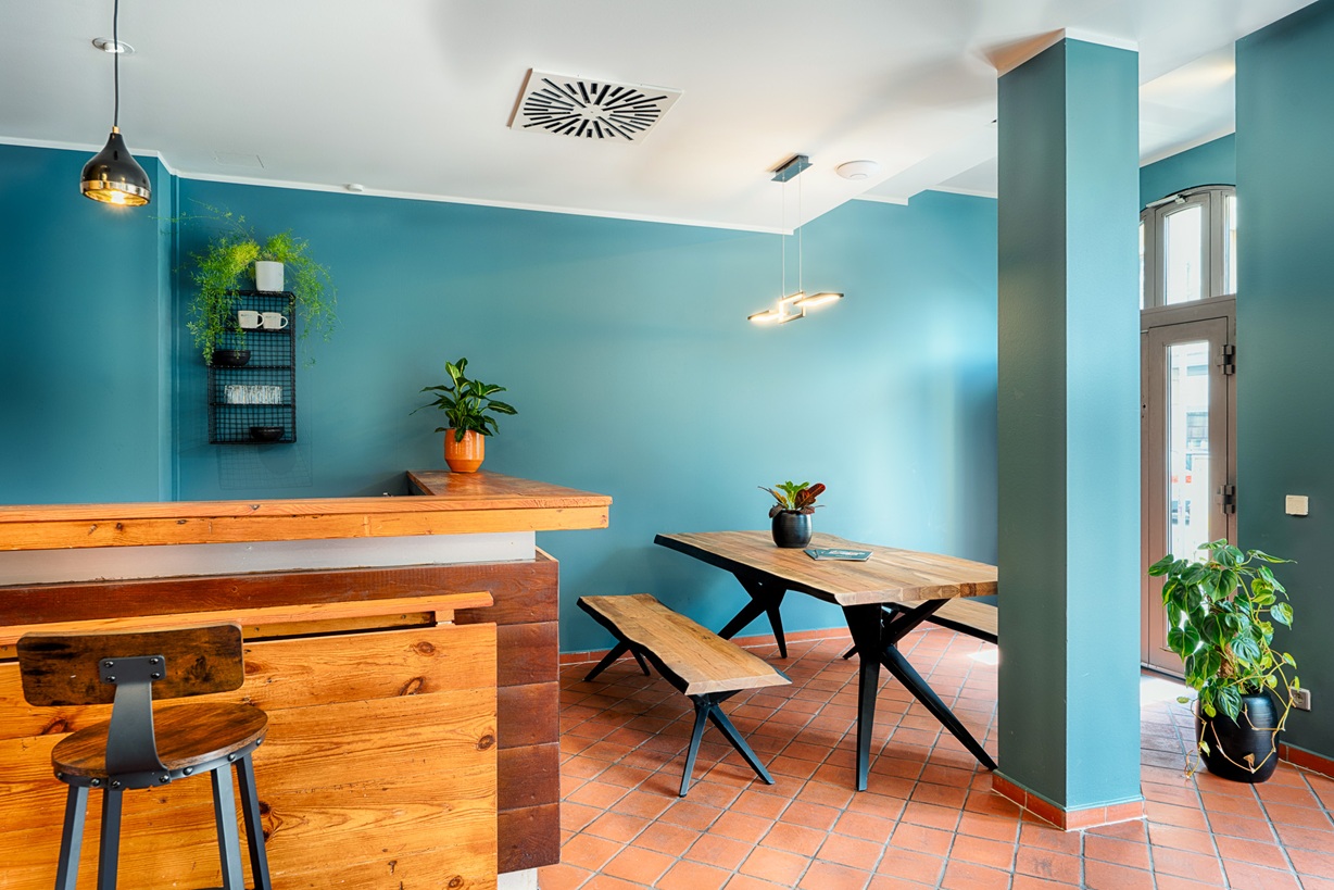 Ecke mit Sitzbänken und Tisch