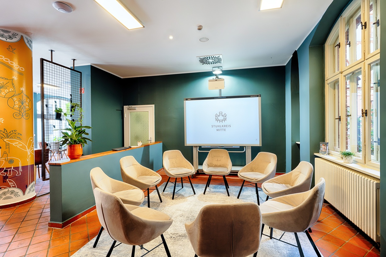 Stuhlkreis aus bequemen Sesseln