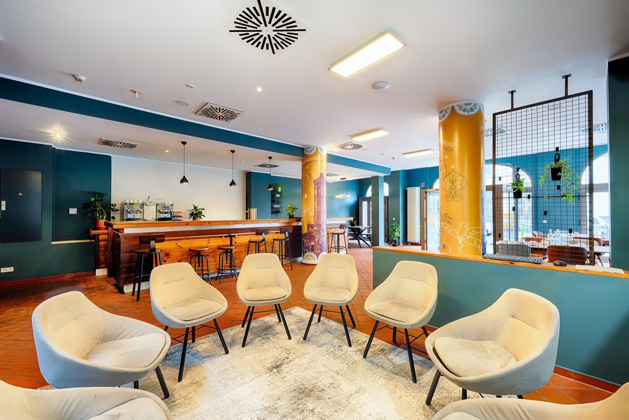 Stuhlkreis mit Sesseln