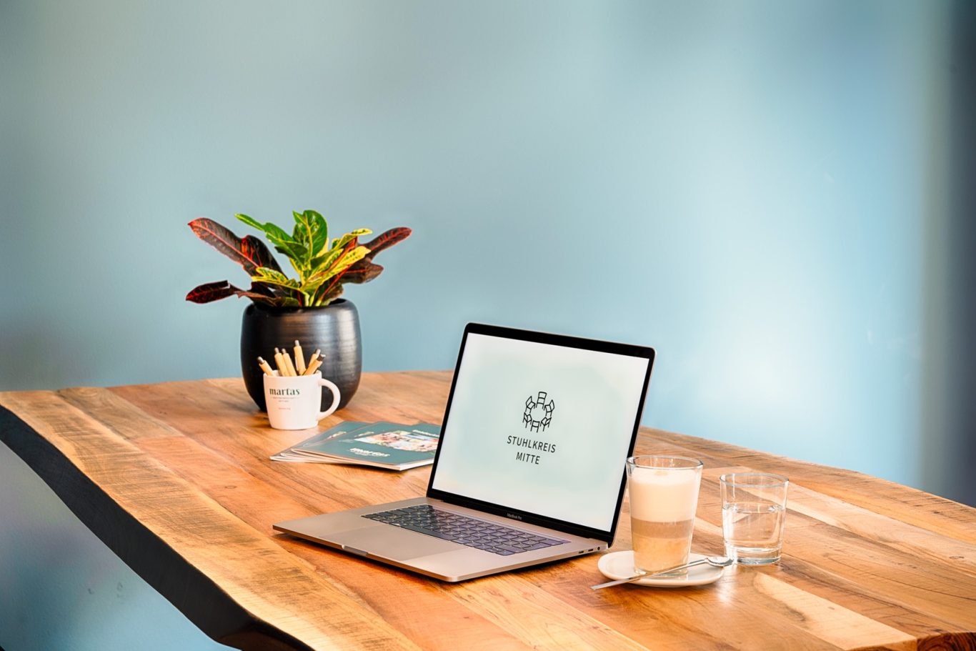 Laptop mit Logo Stuhlkreis Mitte auf dem Screen