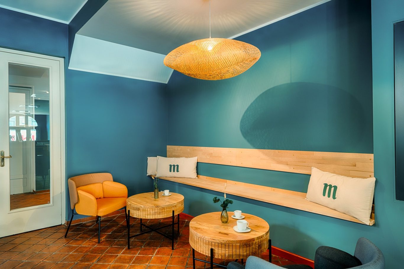 Sitzecke mit Bank, Sesseln und kleinen Beistelltischen