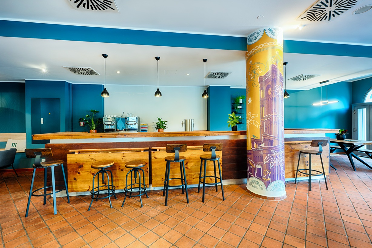 Frontalansicht der Kaffeetheke mit Barhockern