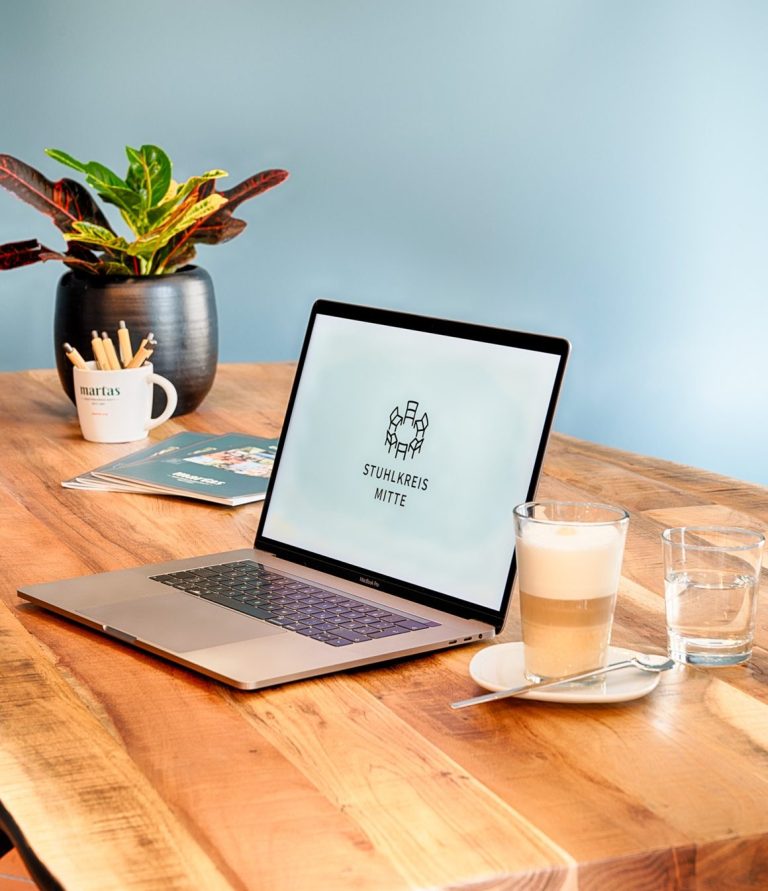 Stuhlkreis Mitte © Andreas Rehkopp Laptop mit Logo Stuhlkreis Mitte auf dem Screen