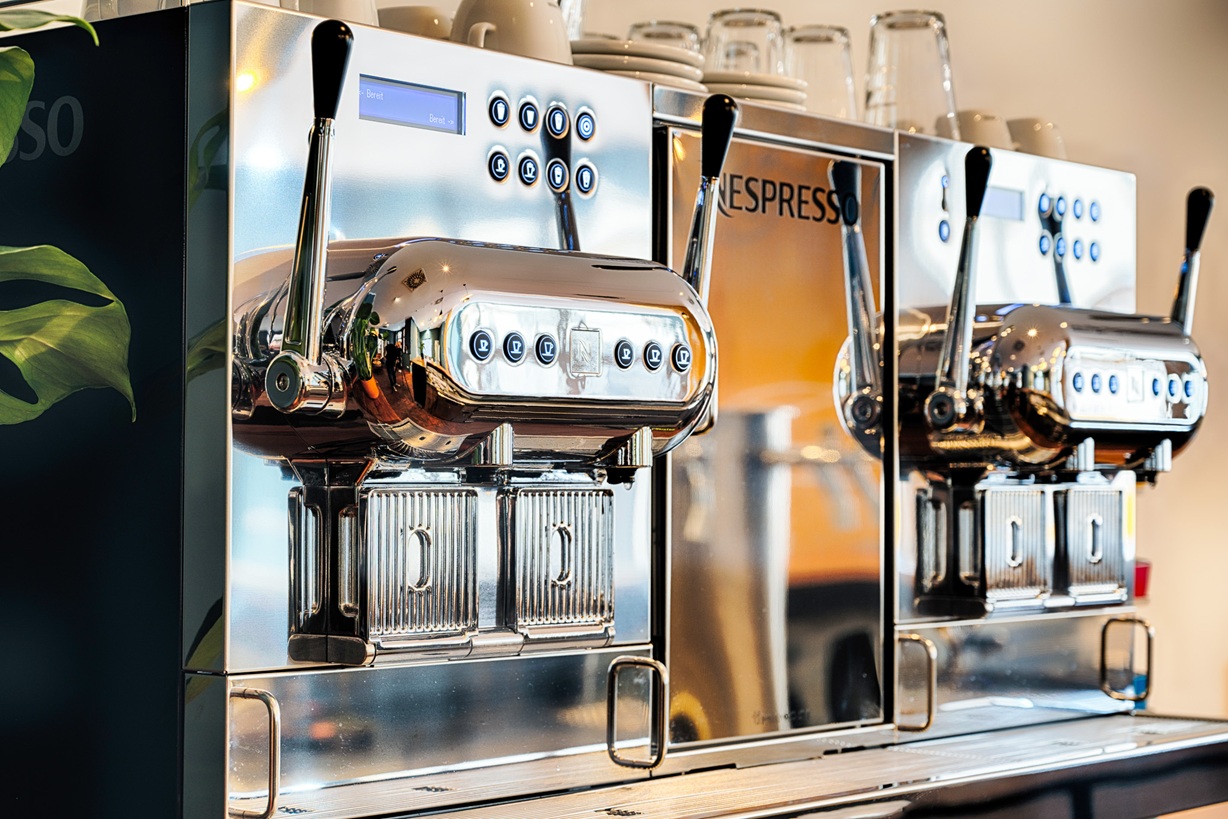 Nahaufnahme einer Kaffeesiebträgermaschine